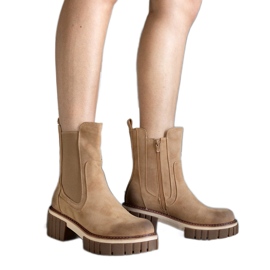 Stivali beige con plateau massiccio con abrasioni di Sholla