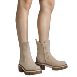 Stivali con plateau massiccio beige chiaro con abrasioni di Sholla