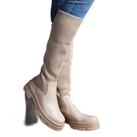 Stivali slip-on beige con tomaia flessibile su un'enorme suola Elthea