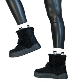 Stivali da neve con plateau in eco-pelle scamosciata nera decorati con pelliccia di Peters nero