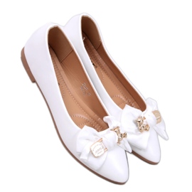 Ballerine bianche con orsetto di peluche bianco