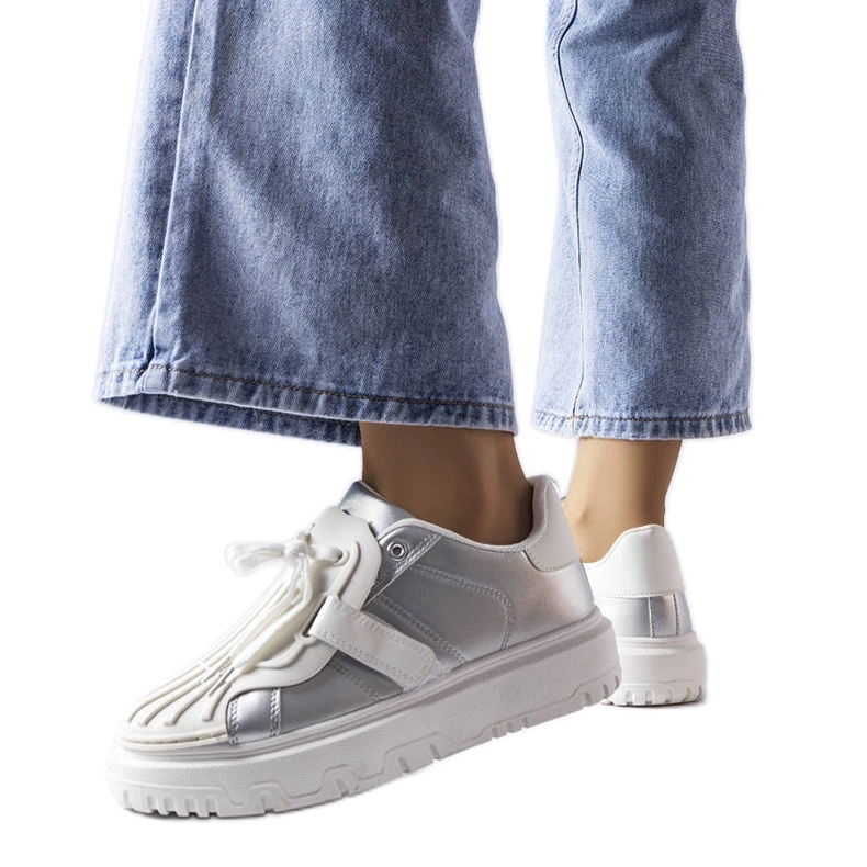 Sneakers sportive da donna argento sulla piattaforma d'argento