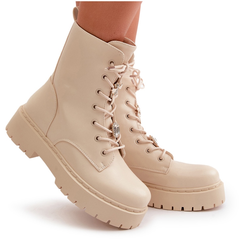 Stivali da donna isolati con spille beige