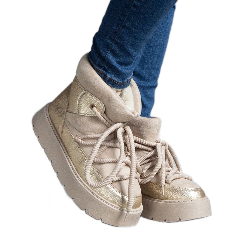 Doposci da donna beige sulla piattaforma, isolati con pelliccia