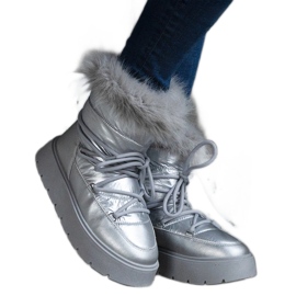 Doposci da donna isolati argento con pelliccia