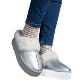 Pantofole con plateau argento decorate con pelliccia con elastico sul tallone d'argento