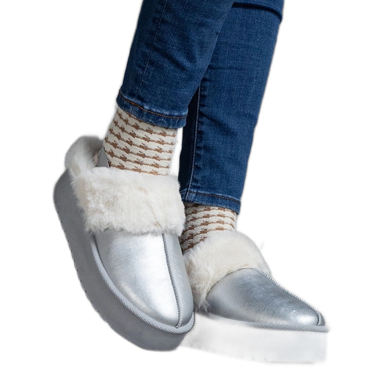 Pantofole con plateau argento decorate con pelliccia con elastico sul tallone d'argento