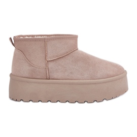 Stivali da neve isolati da donna sulla piattaforma beige