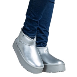 Doposci bassi argento sulla piattaforma