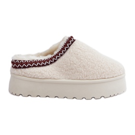 Pantofole in montone beige chiaro su plateau con pelliccia