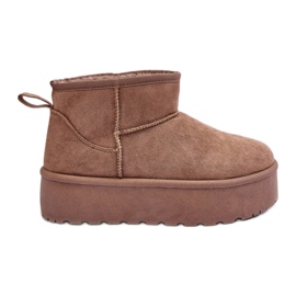 Stivali da neve in pelle scamosciata isolati con pelliccia beige