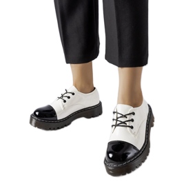 Scarpe in vernice bianca e nera