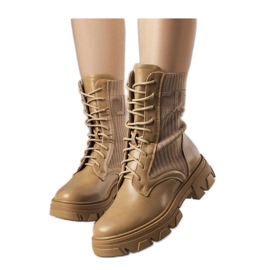 Sneaker beige con tomaia flessibile