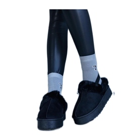 Pantofole nere con plateau decorate con pelliccia e con fascia elastica sul tallone nero