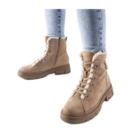 Stivali isolanti beige realizzati in eco-pelle scamosciata