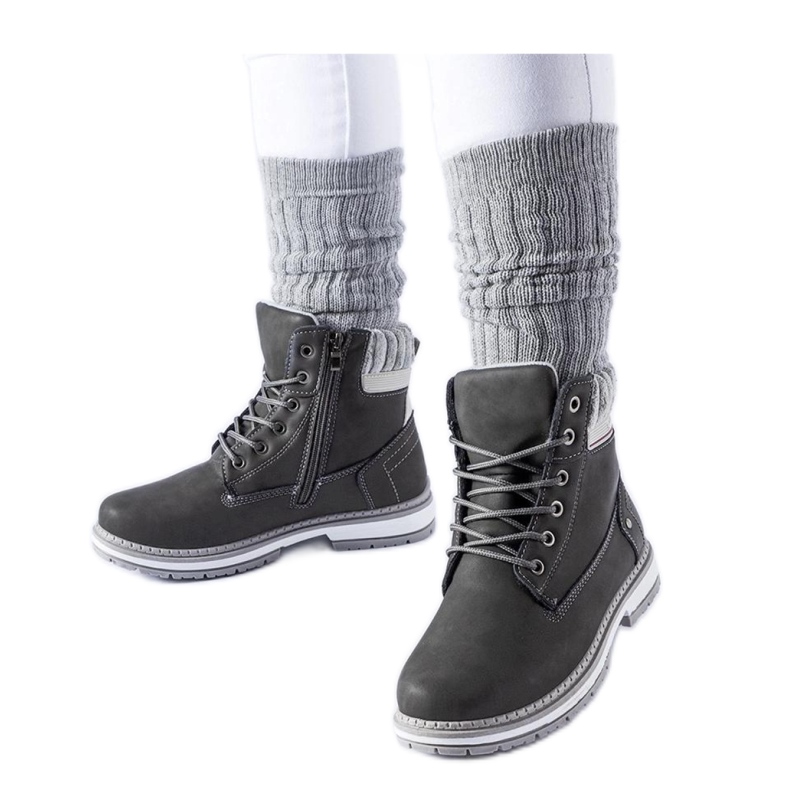 Scarponi da trekking grigi e isolanti grigio