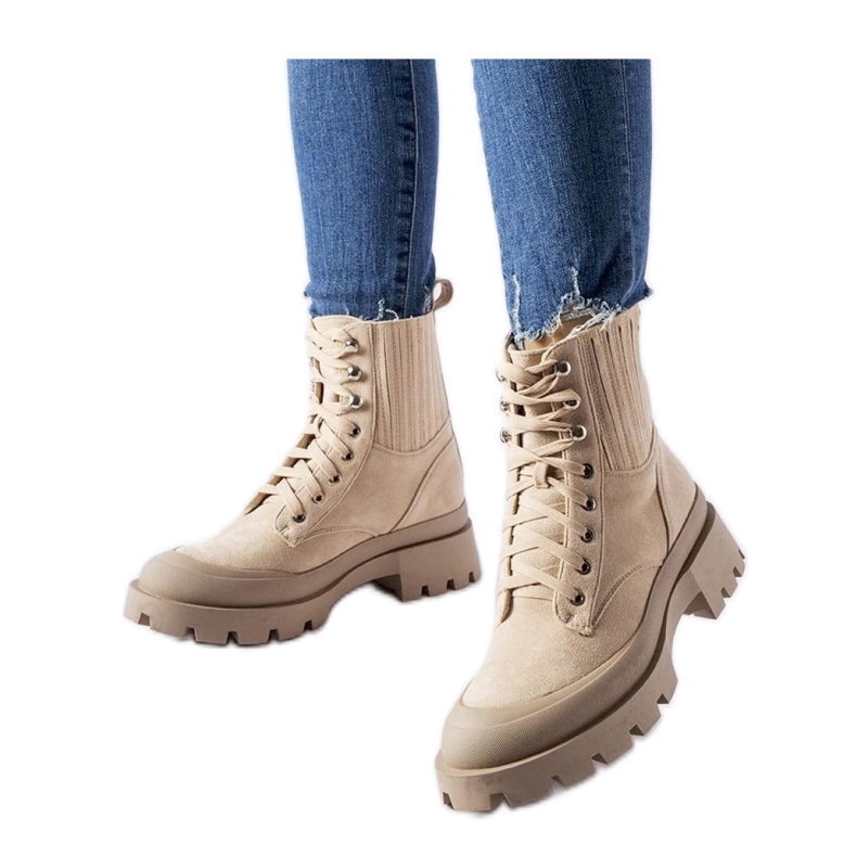 Stivaletti beige realizzati in eco-camoscio