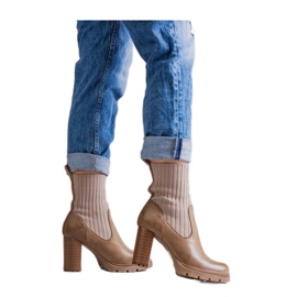 Stivaletti beige scuro realizzati in ecopelle