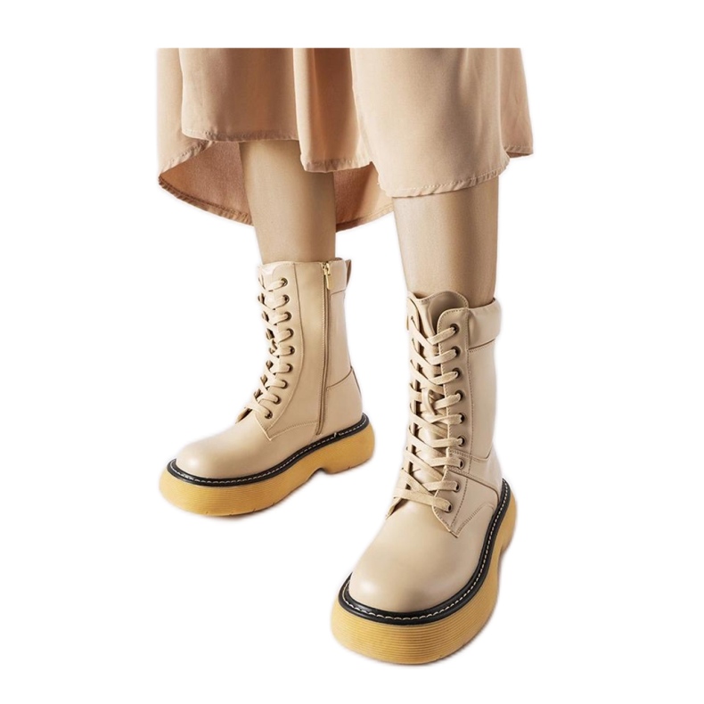 Lavoratori con piattaforma isolata beige