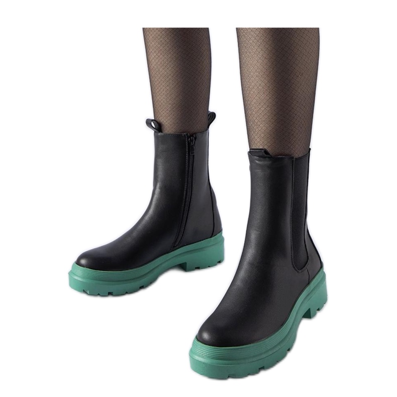 Stivali neri su suola verde nero