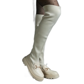Stivali beige chiaro con tomaia flessibile e tacco piatto