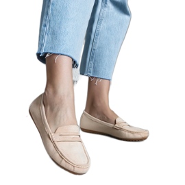 Mocassini da donna beige realizzati in eco-camoscio
