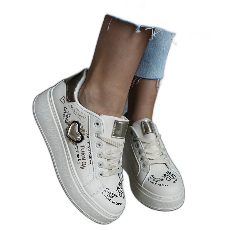 Sneaker beige decorate con patch e scritte sulla piattaforma Etara