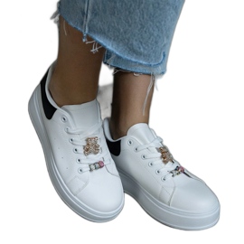 Sneakers bianche con plateau decorate con un orsetto bianco