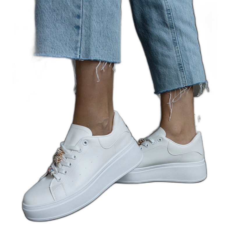 Sneakers bianche con plateau decorate con un orsetto bianca