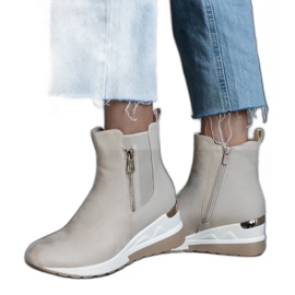 Stivaletti sportivi beige con zeppa