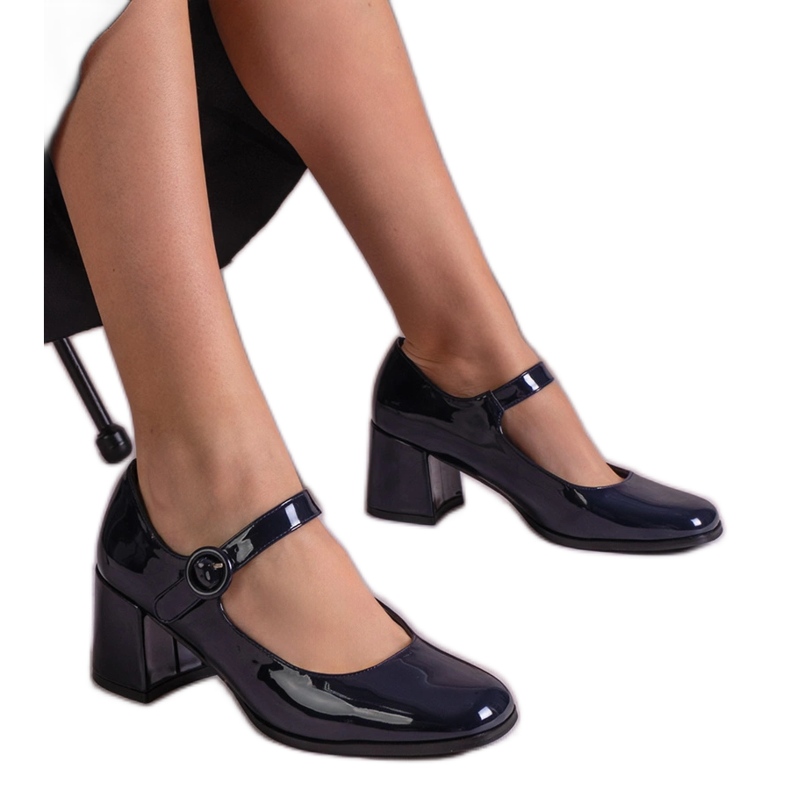 Pompe verniciate blu navy con una striscia sul palo