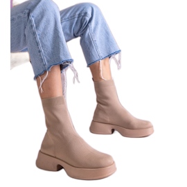 Stivaletti beige con tomaia flessibile
