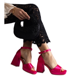 Sandali da donna in raso rosa con un tallone enorme