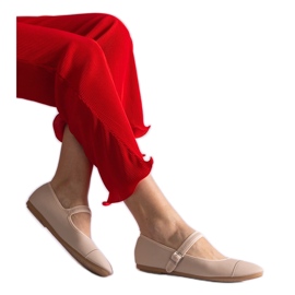 Ballerine beige dalla finitura opaca, chiuse con fibbia