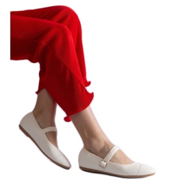 Ballerine bianche dalla finitura opaca, chiuse con fibbia bianco