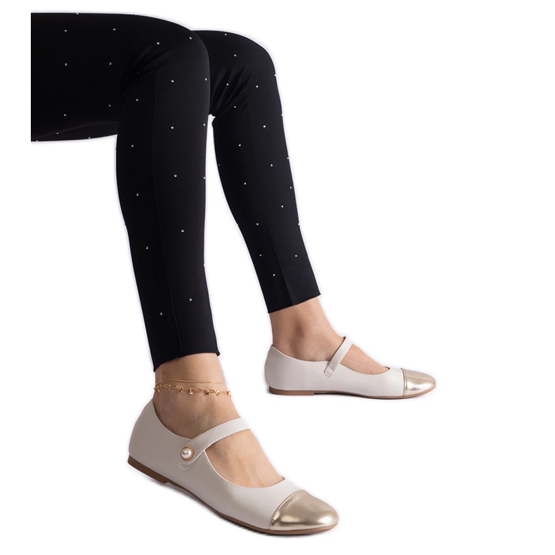 Ballerine beige e oro con punta in vernice, allacciate con velcro