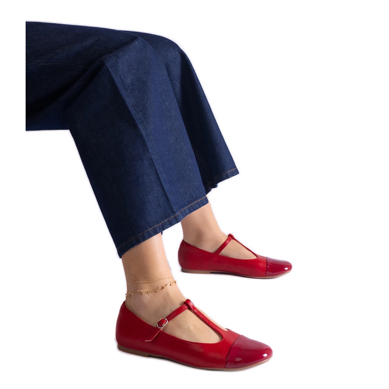 Ballerine rosse con punta in vernice e chiuse con fibbia rosso