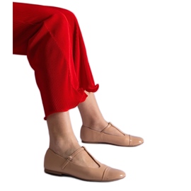 Ballerine beige con punta in vernice, chiuse con fibbia