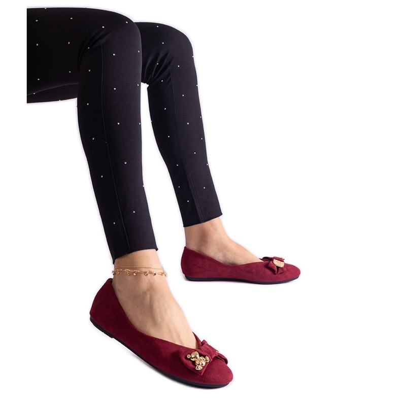 Ballerine bordeaux decorate con fiocco e spilla rosso