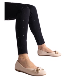 Ballerine beige decorate con fiocco e spilla