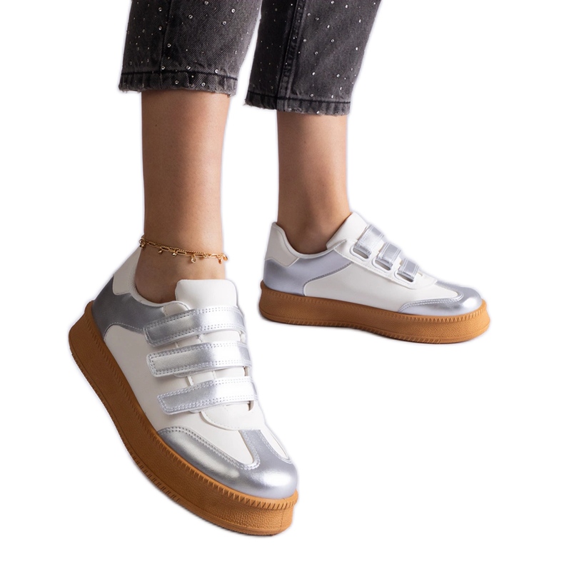 Sneaker d'argento fissate con velcro