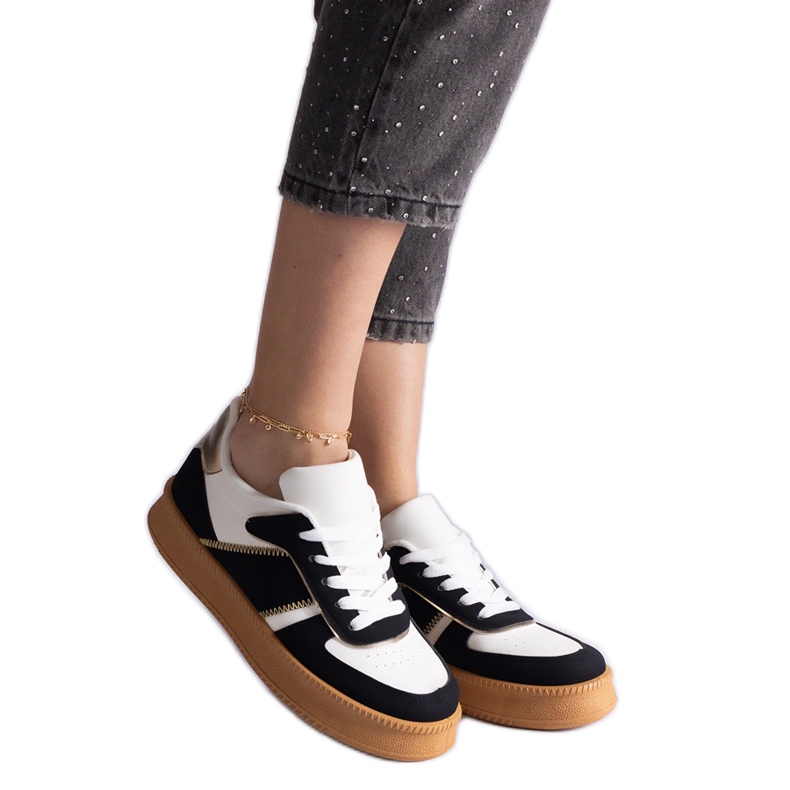 Sneaker nere allacciate sulla piattaforma nero