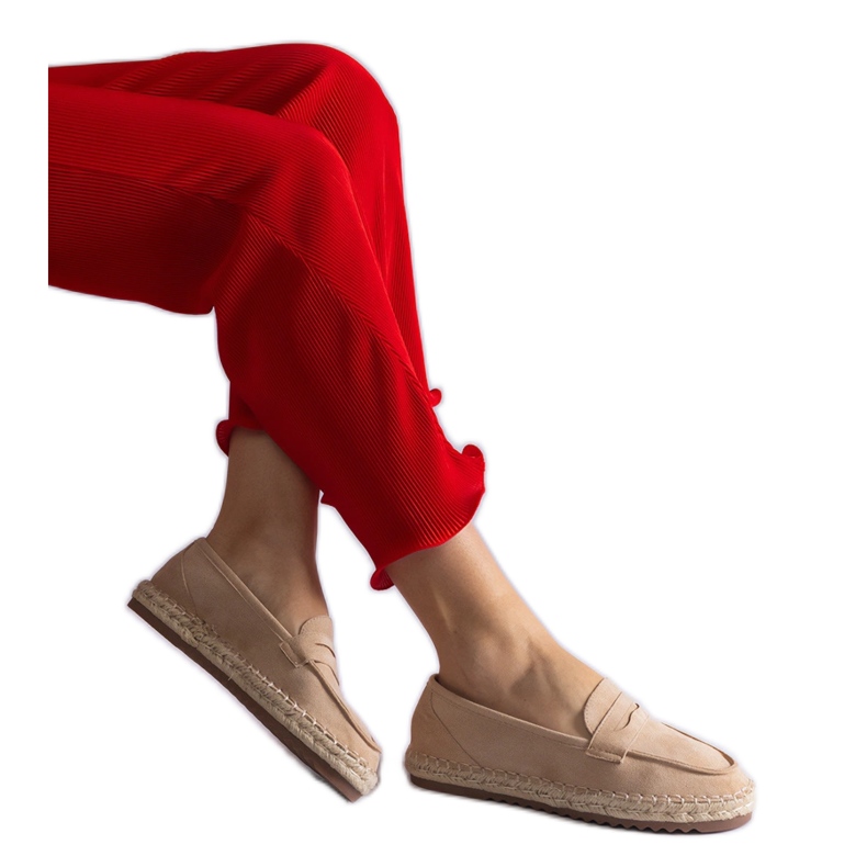 Beige ha fatto scivolare le espadrille sulla piattaforma