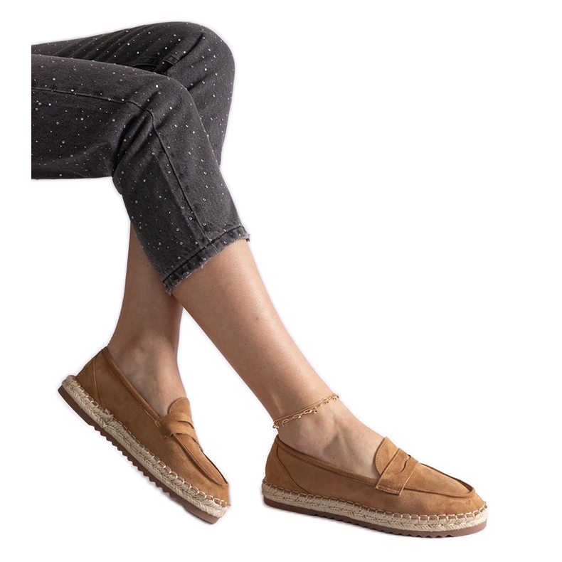 Caramel che scorre Espadrilles sulla piattaforma marrone