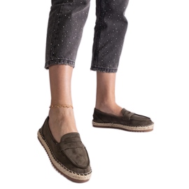 Espadrille scorrevoli verdi sulla piattaforma verde