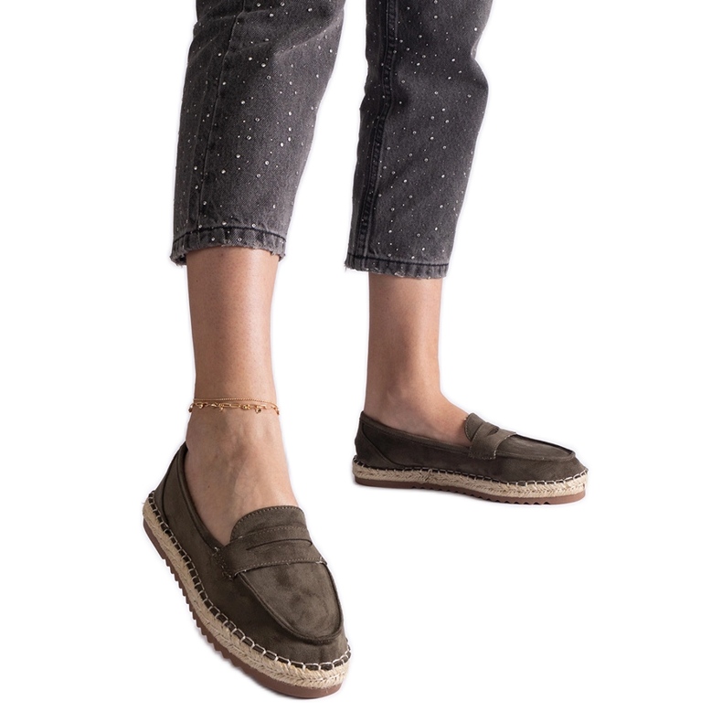 Espadrille scorrevoli verdi sulla piattaforma verde