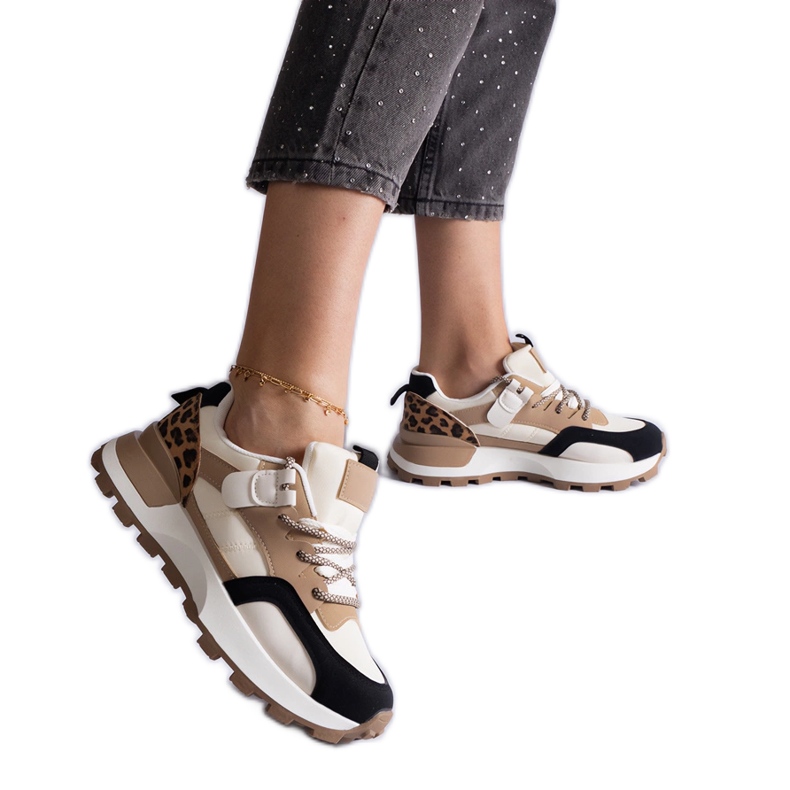 Sneaker beige decorate con un motivo animale