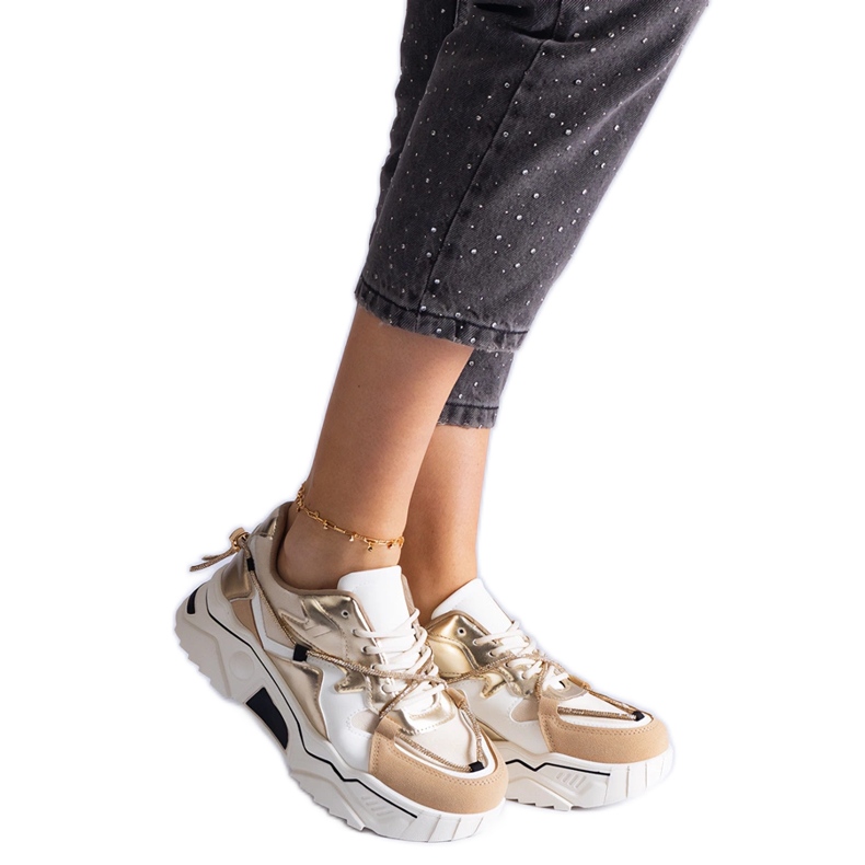 Sneakers beige decorate con un filo di zirconi
