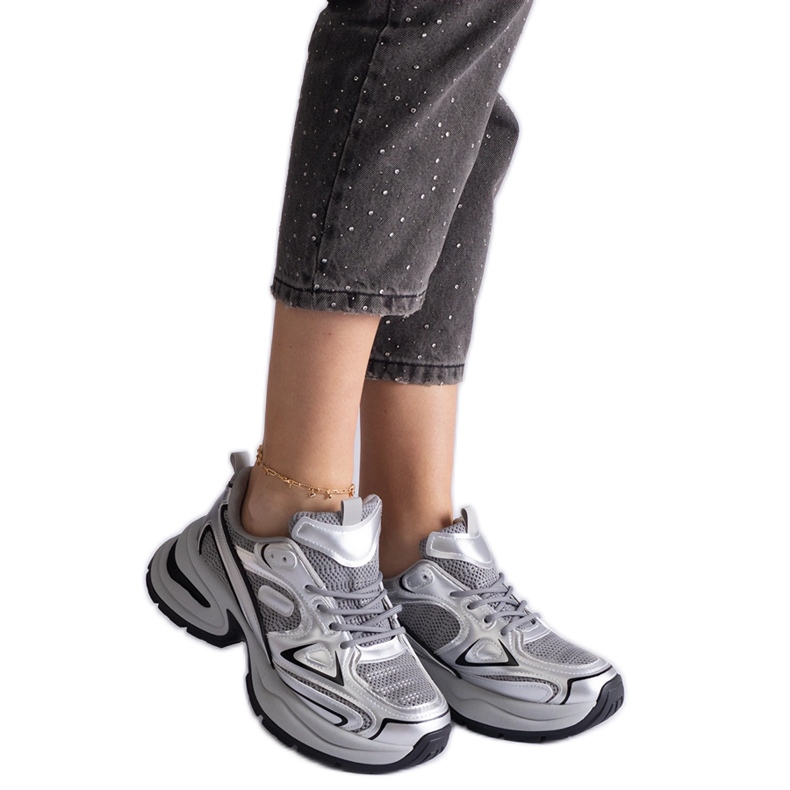Sneaker argento con suola massiccia d'argento