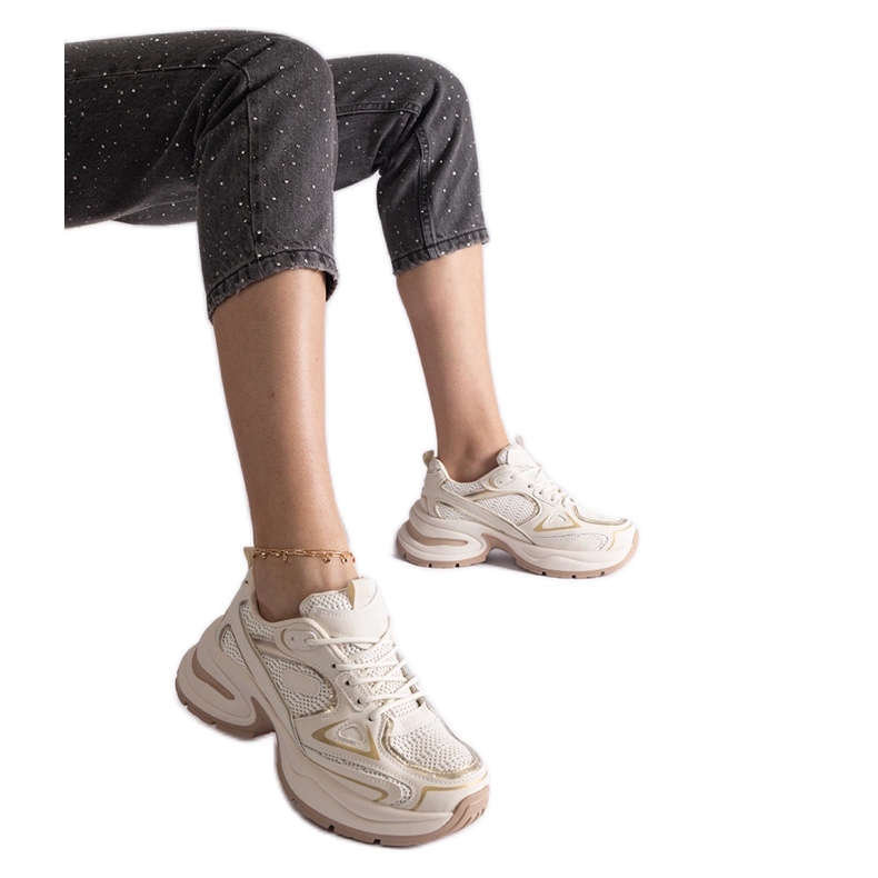 Sneaker beige con suola massiccia